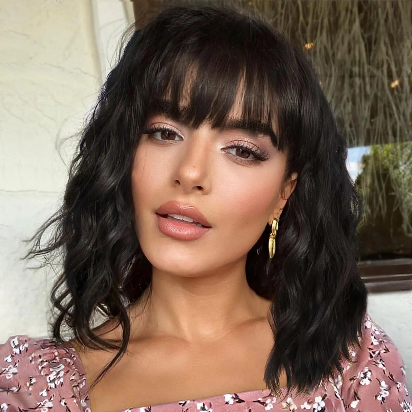 the WAVE BOB - Short Brown Highlight Wigs with Bangs, Natural Wavy Hair Wigs for Women, Heat Resistant Synthetic Bob Wig Shoulder Length
