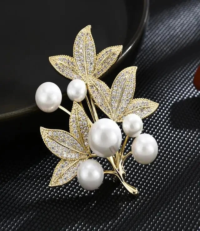 Elegant Lotus Flower Enamel Pins for Women Fashion Gold Plated Bouquet Drop White Pearl Brooches Weddings Clothes Accessories