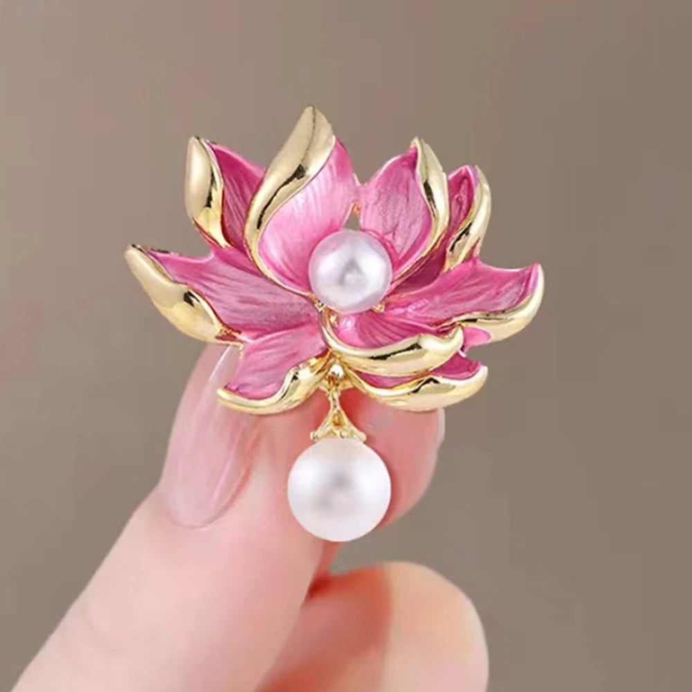 Elegant Lotus Flower Enamel Pins for Women Fashion Gold Plated Bouquet Drop White Pearl Brooches Weddings Clothes Accessories