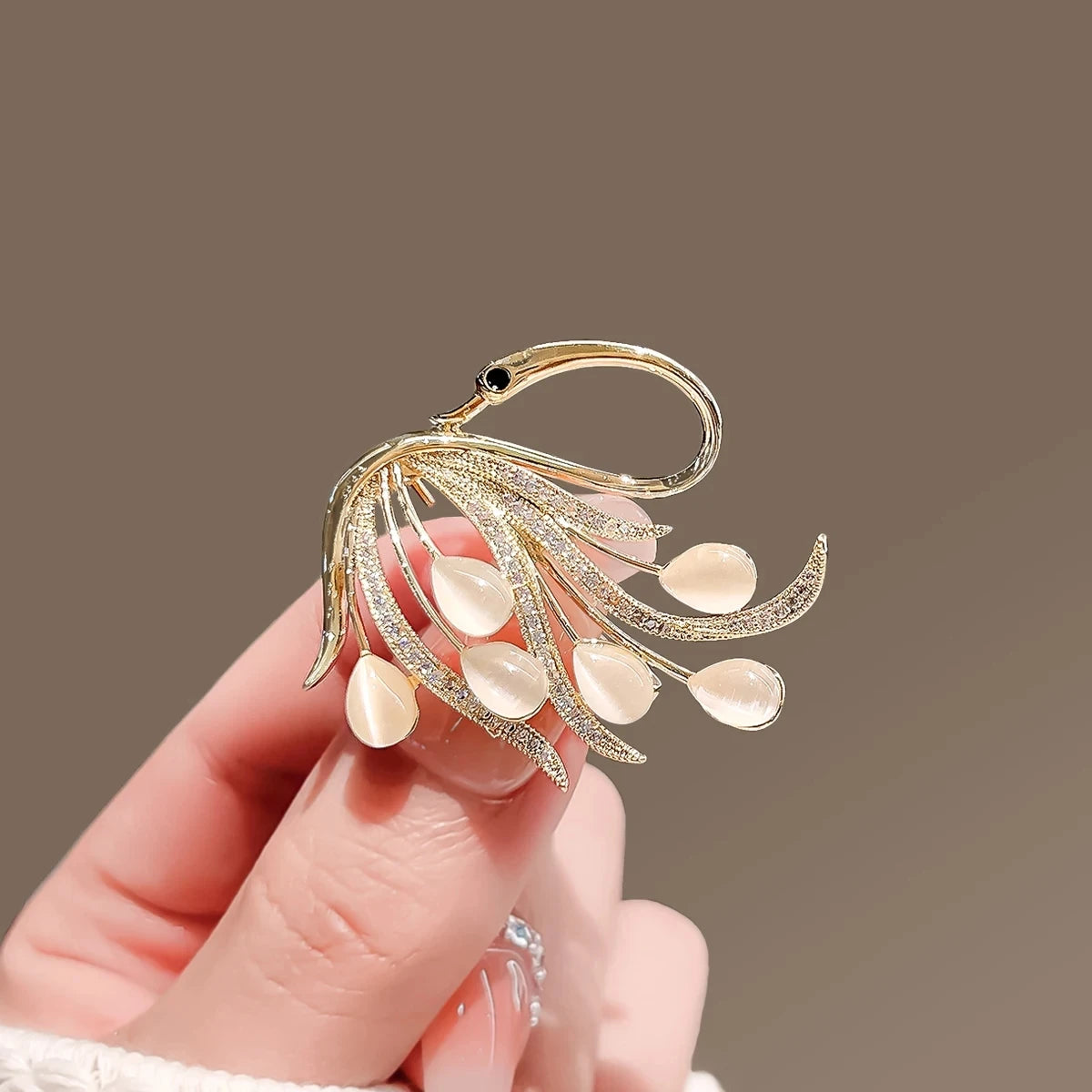 Elegant Lotus Flower Enamel Pins for Women Fashion Gold Plated Bouquet Drop White Pearl Brooches Weddings Clothes Accessories