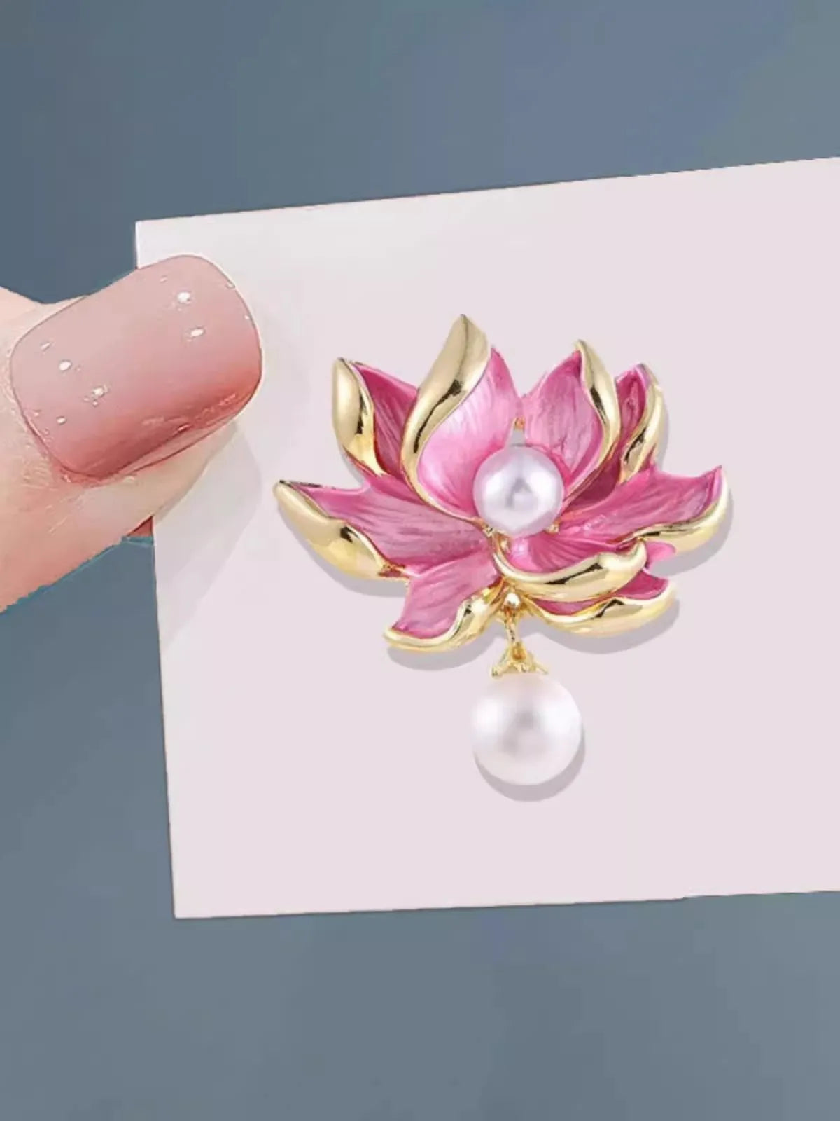Elegant Lotus Flower Enamel Pins for Women Fashion Gold Plated Bouquet Drop White Pearl Brooches Weddings Clothes Accessories
