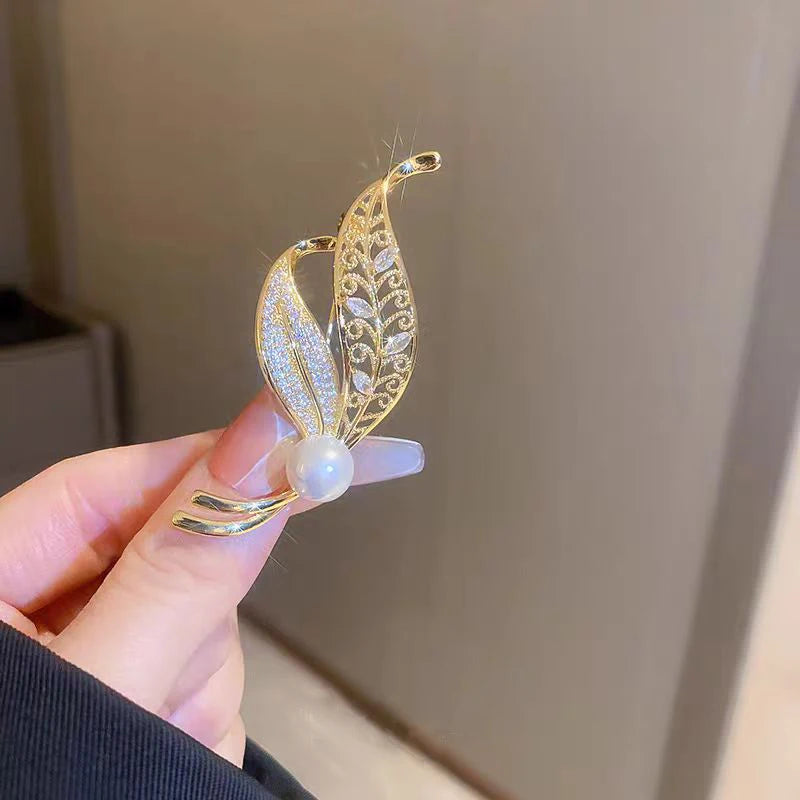 Elegant Lotus Flower Enamel Pins for Women Fashion Gold Plated Bouquet Drop White Pearl Brooches Weddings Clothes Accessories