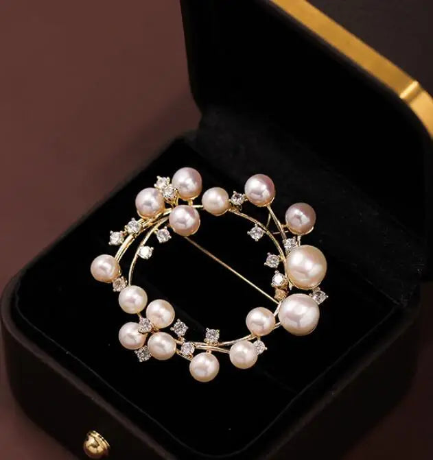 Elegant Lotus Flower Enamel Pins for Women Fashion Gold Plated Bouquet Drop White Pearl Brooches Weddings Clothes Accessories