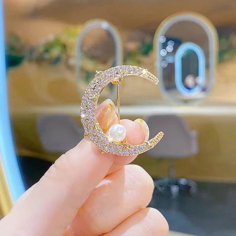 Elegant Lotus Flower Enamel Pins for Women Fashion Gold Plated Bouquet Drop White Pearl Brooches Weddings Clothes Accessories