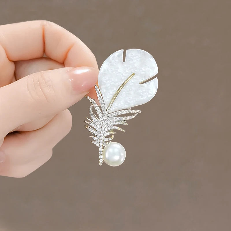 Elegant Lotus Flower Enamel Pins for Women Fashion Gold Plated Bouquet Drop White Pearl Brooches Weddings Clothes Accessories